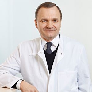 Dr. med. Heinrich Hakuba – Leitender Arzt, Facharzt für Innere Medizin, Facharzt für Angiologie